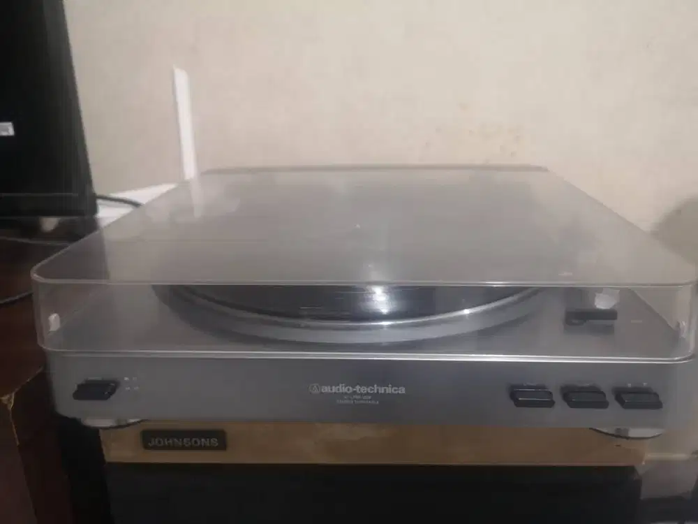 1 Set Turntable + Piringan Hitam ( Vinyl )