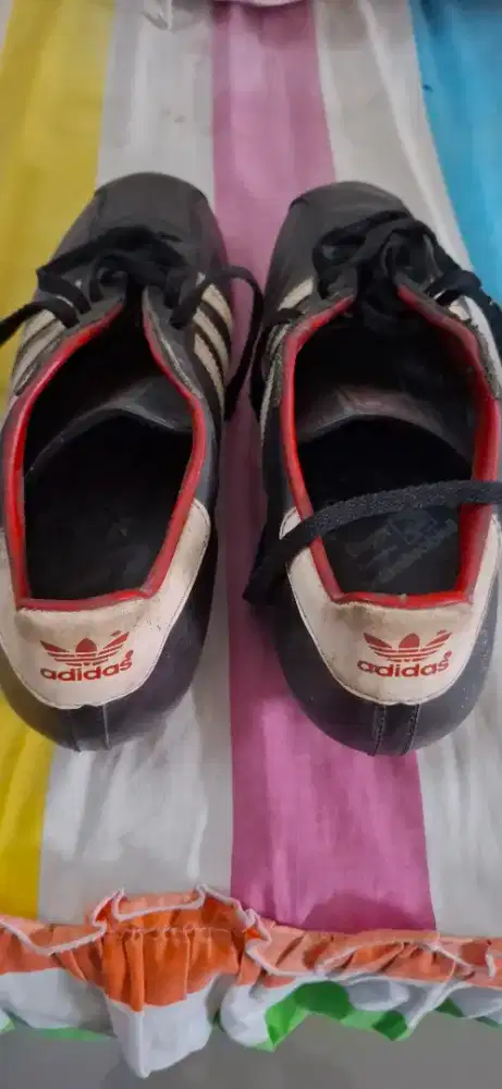 Sepatu bola adidas