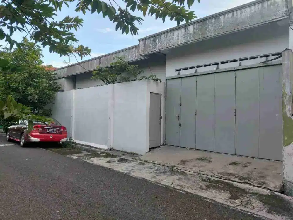 Rumah luas di sumber solo. bisa juga untuk gudang, expedisi, kantor, mess.