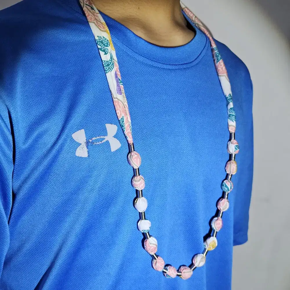 Kalung batik putih bunga