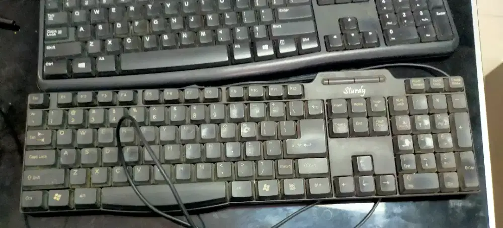 Keyboard merek sturdy warna hitam