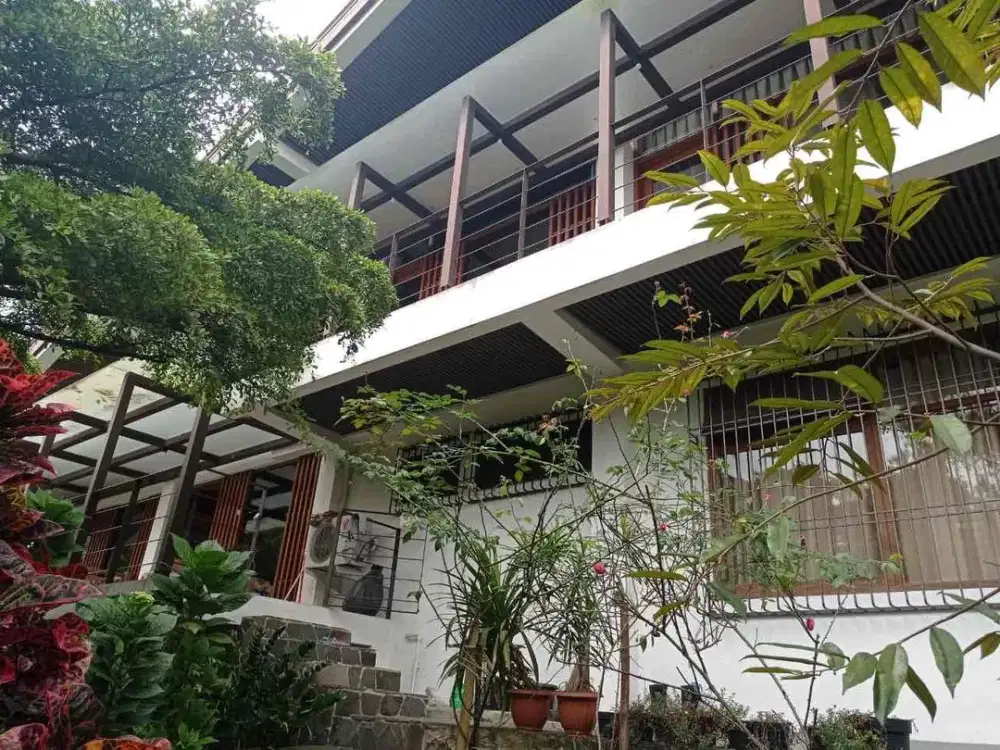 FOR SALE

Rumah Villa Asri di Budisari Setiabudi, Design Modern Tropis Siap Huni