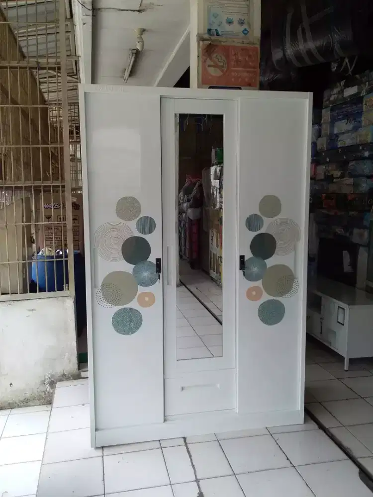 lemari besi 3 pintu
