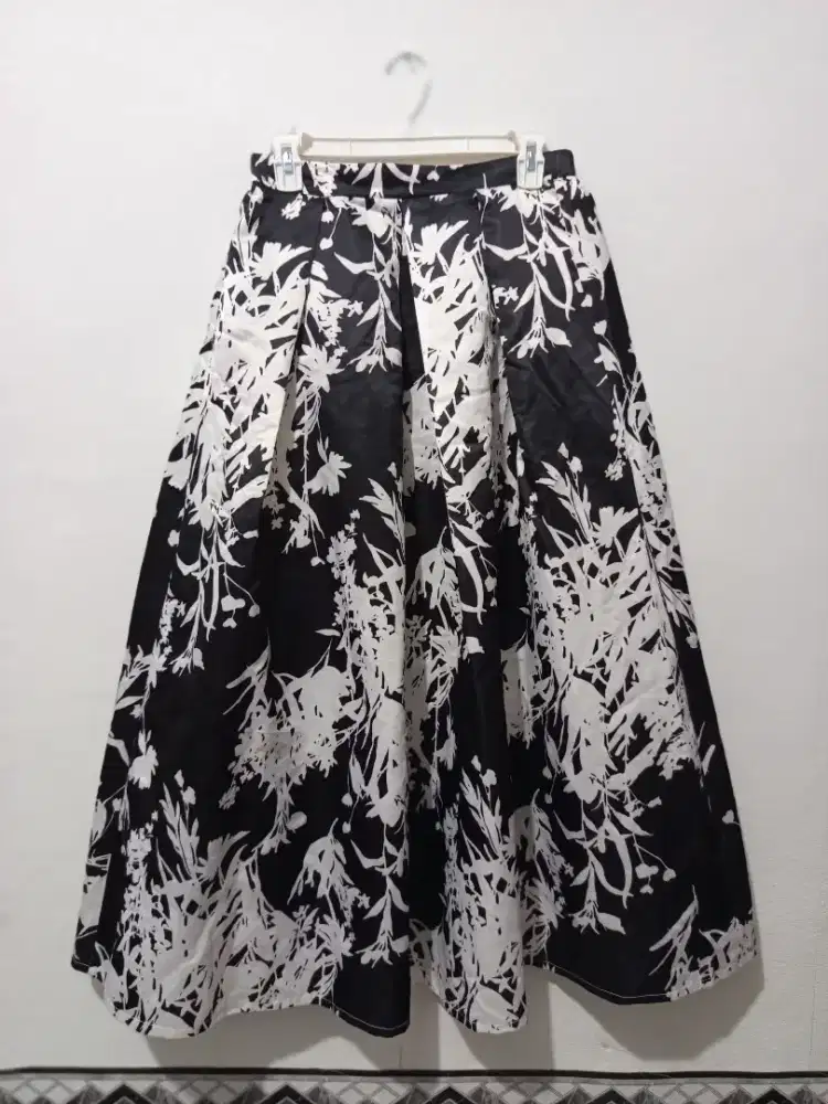 Rok satin motif bunga