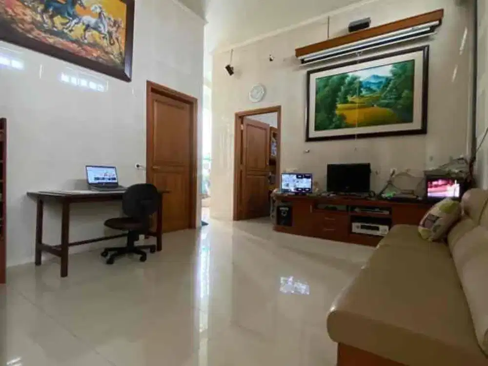 For sale 

Rumah Mewah Klasik Sayap Jl. Sunda,Pusat kota Bandung, Semi Furnish +Lift