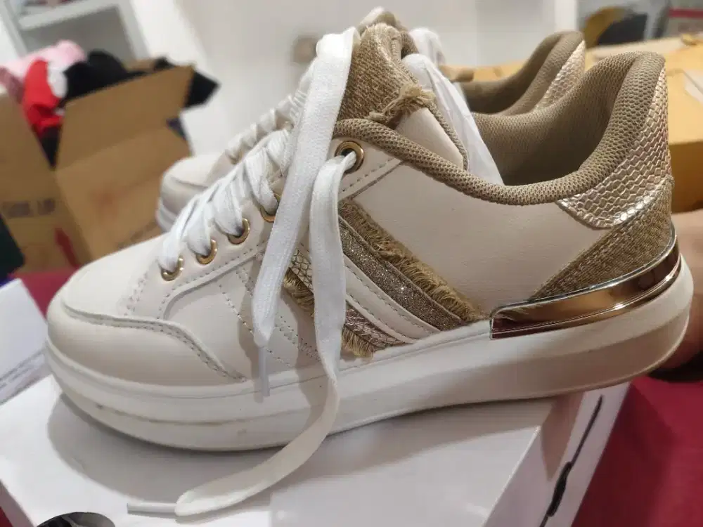 Sepatu Cantik Laviola Uk kaki 38 Warna cream Gold