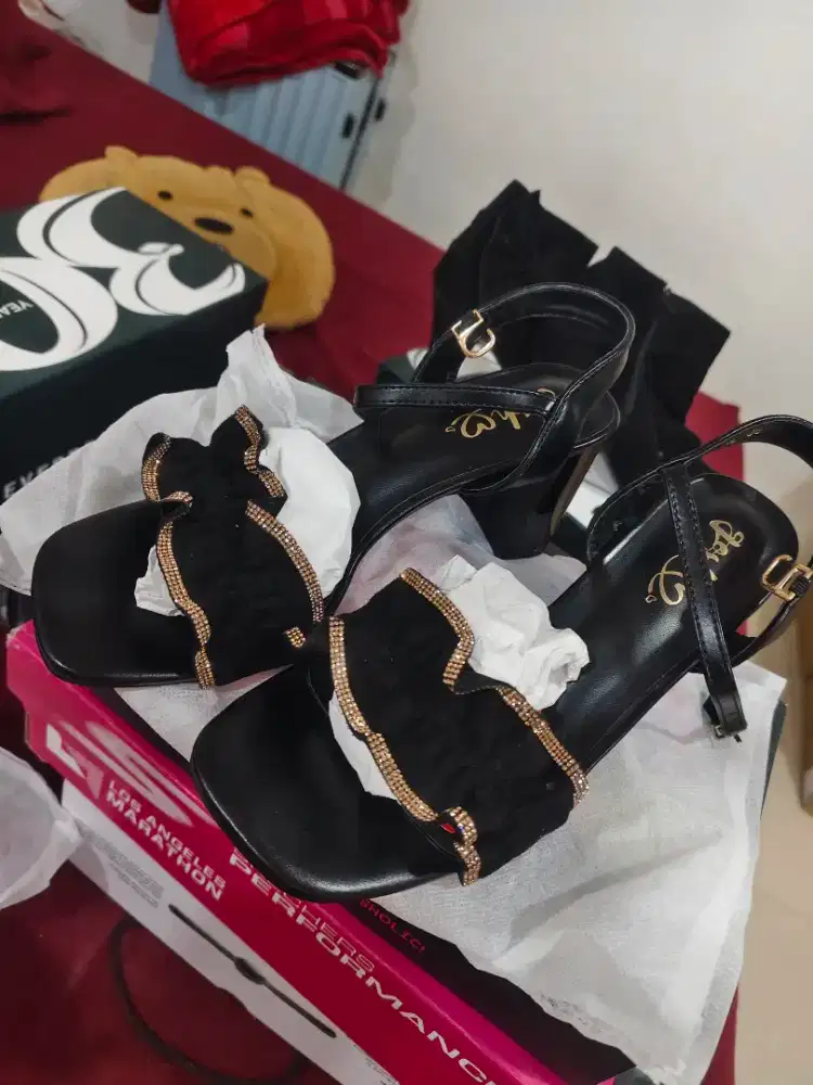 sendal Pesta malam sexy merk Gosh warna hitam.and gold kondisi baru