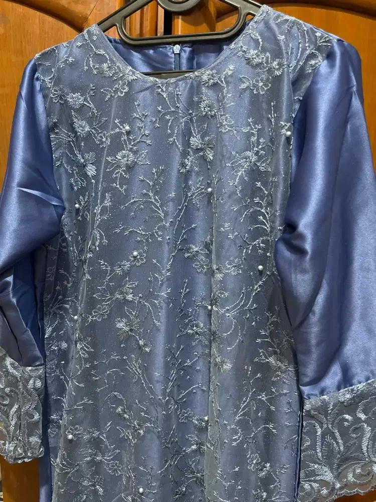 Kebaya biru tunik