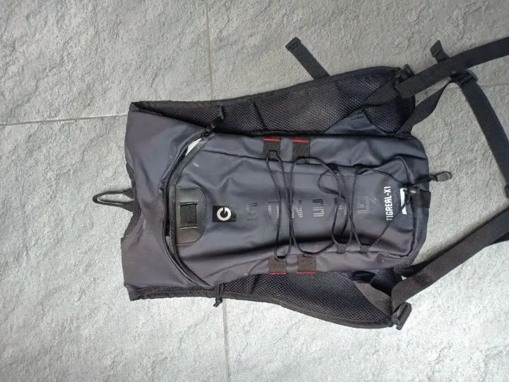 Tas trail pria hitam
