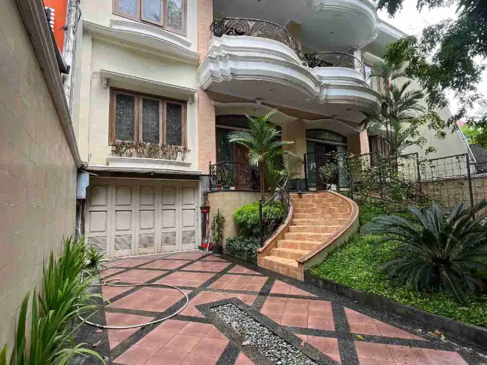 Dijual Rumah Mewah di Jl Hasanuddin Makassar lokasi jantung Kota