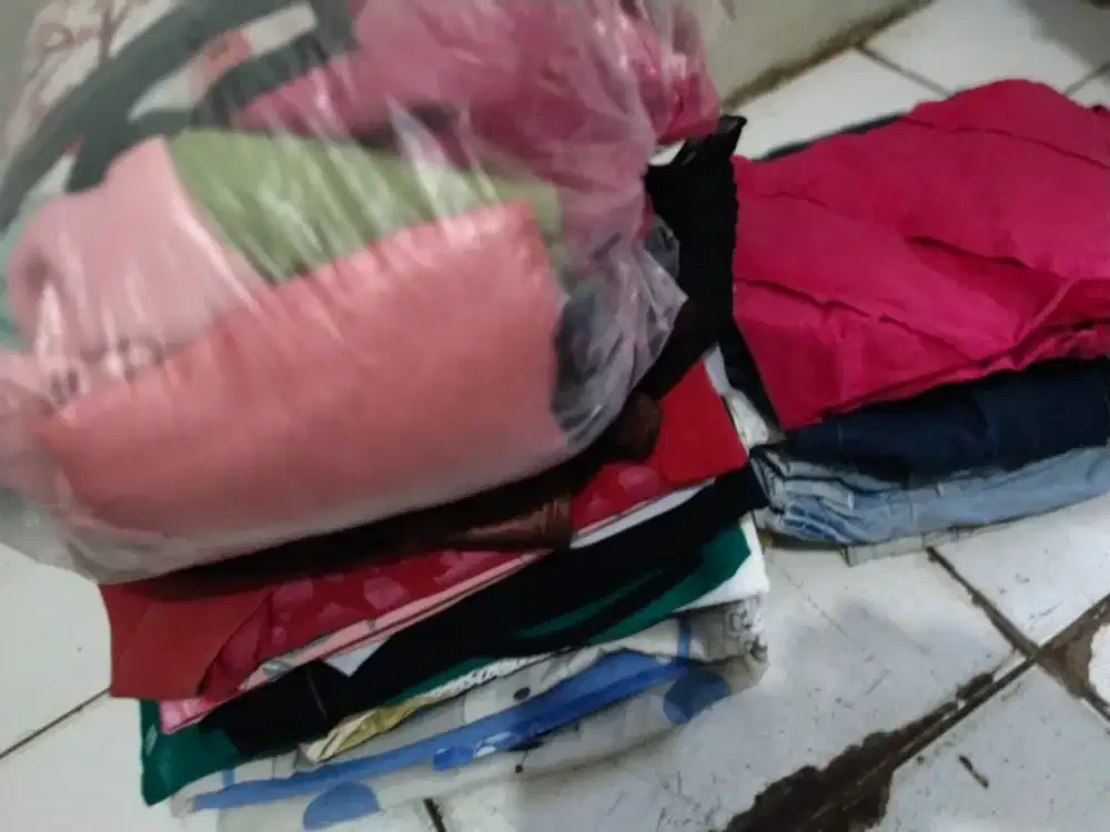 Pakaian perempuan,anak² &selendang masih layak