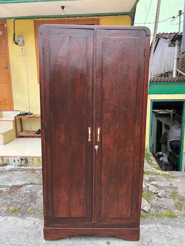 Lemari jati lawasan bahan tebel