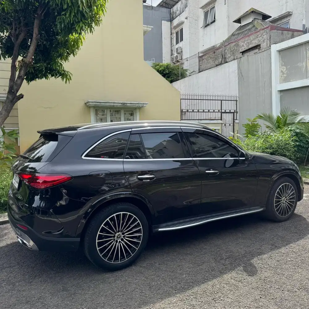 Mercedes Benz GLC 300 tahun 2024, 1500 km