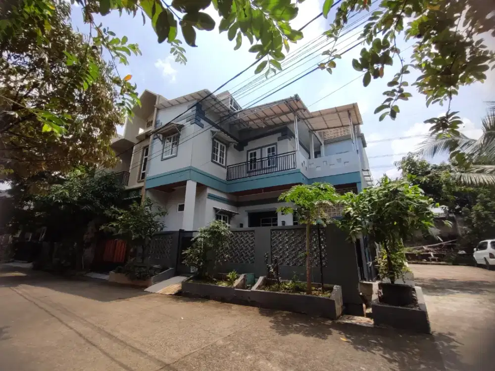 Dijual/Disewakan rumah hook strategis di Selatan Jakarta 2,5 lantai