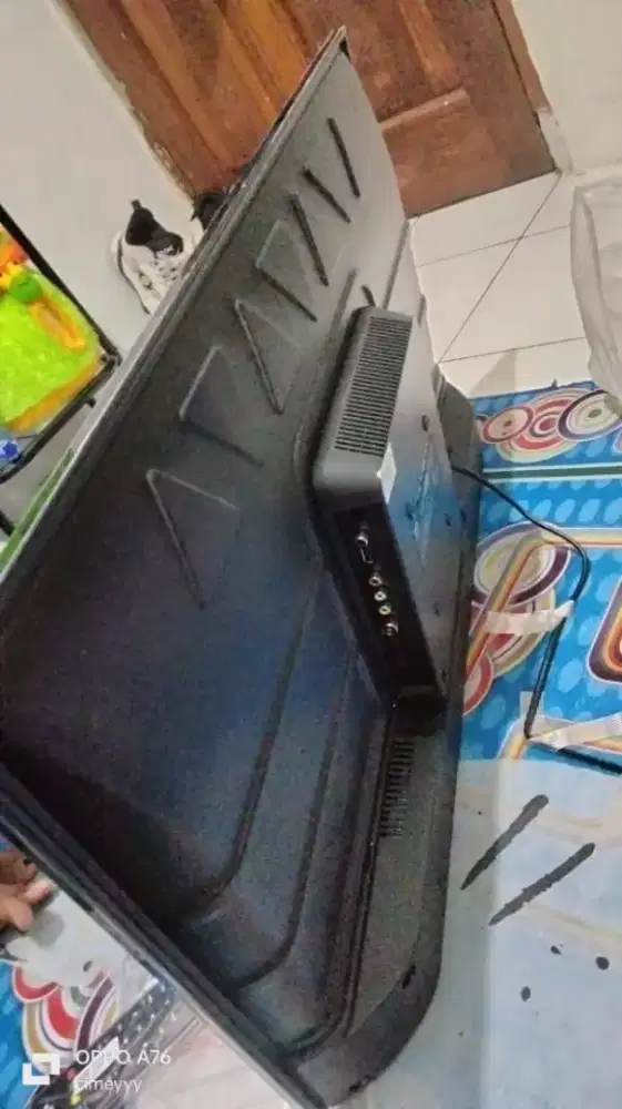 Tv LED TCL 32 INS lengkap mulus