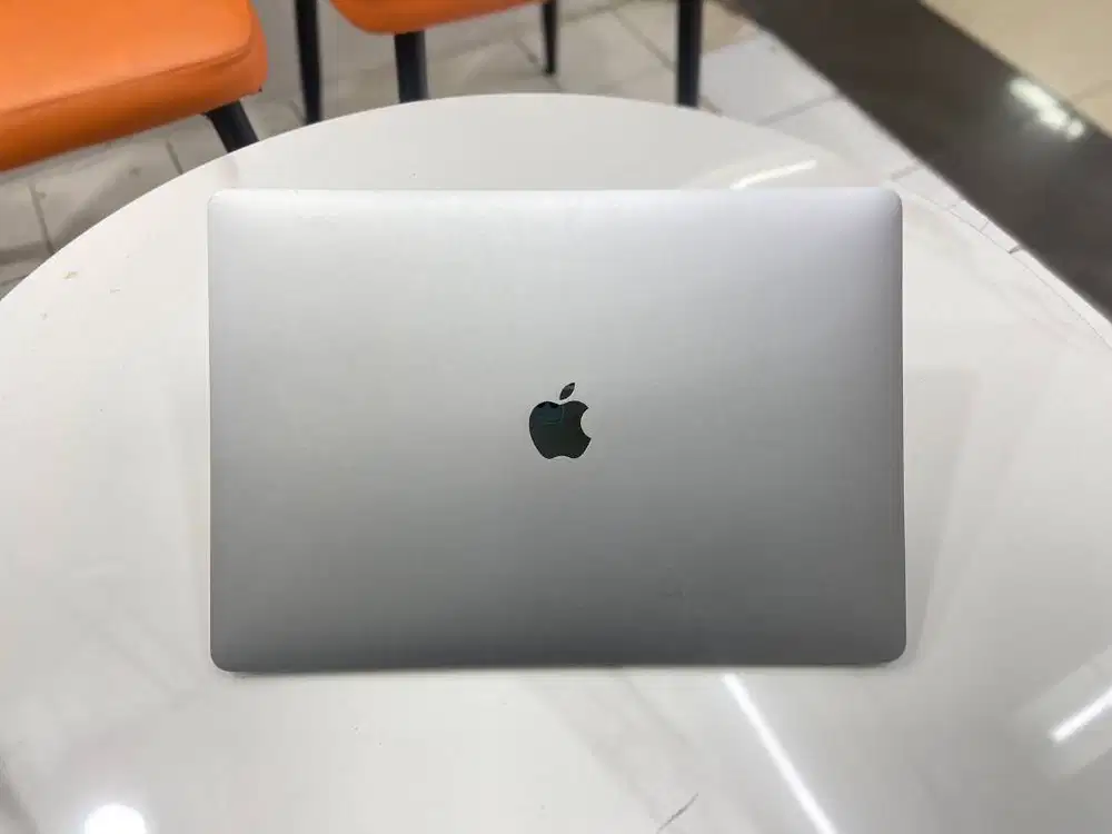 Macbook pro 2018 core i9 gen8 touchbar ram 32gb ssd 1TB grey 15inc