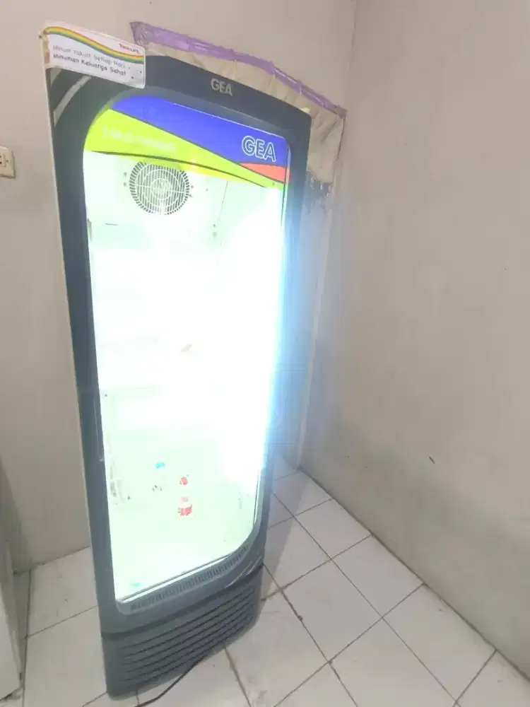 SHOWCASE TINGGI DAN RAK BANYAK