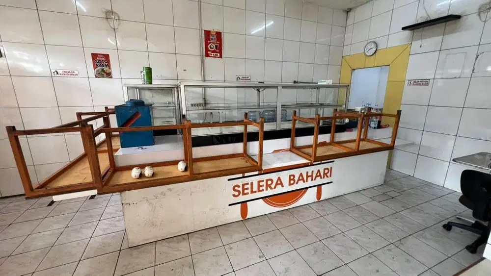 Etalase kaca + Lemari + meja saji Bekas warteg