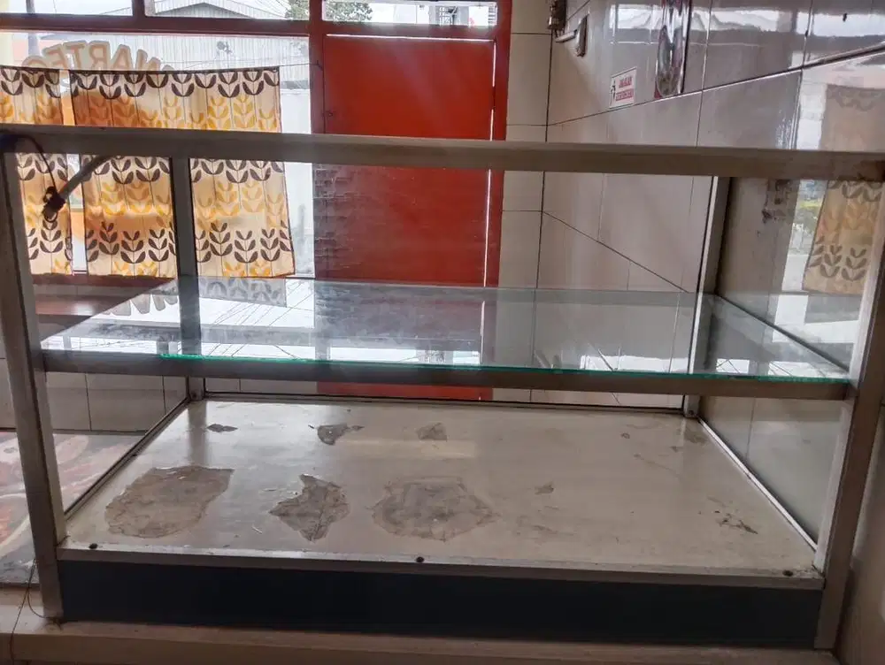 Etalase kaca + Lemari + meja saji Bekas warteg