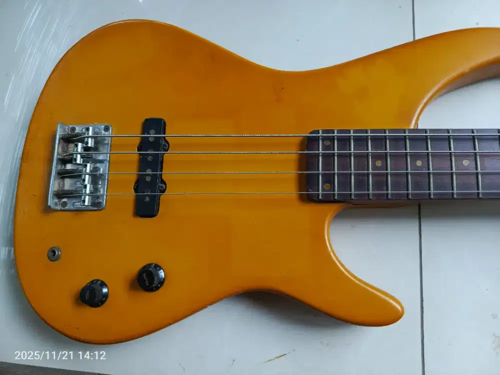 Gitar bass merk Prince Second