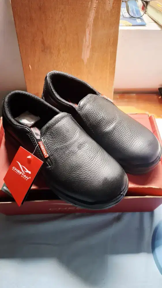 Jual Sepatu Safety pria anti slip ujung besi merk cheetah ori murah