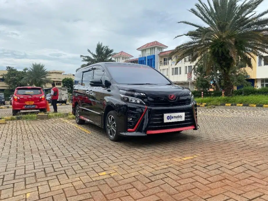 TDP 14JT Toyota Voxy 2.0 Bensin-AT Hitam 2019