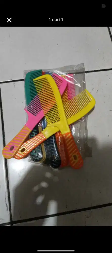 Sisir gagang warna warni