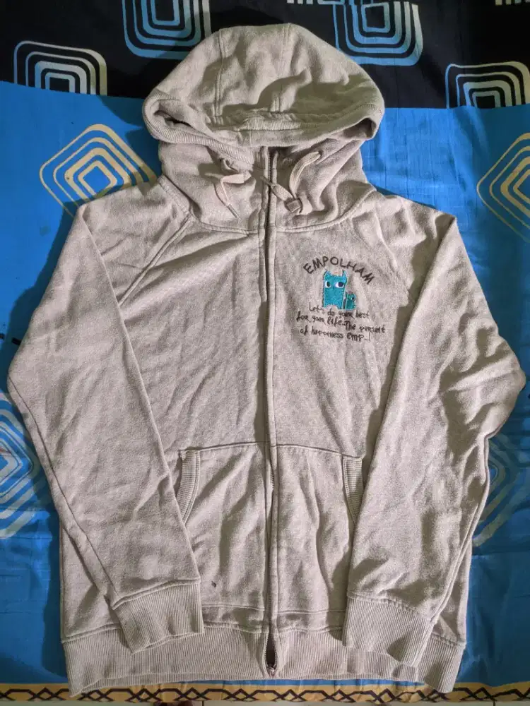 Hoodie putih dan cream