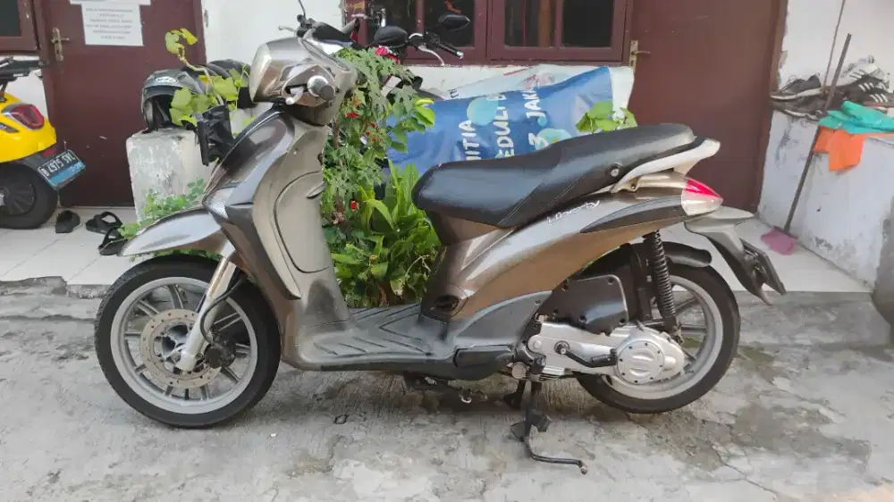 Vespa liberty coklat