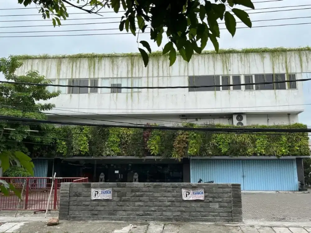 Gedung Strategis komersil Raya Tandes Tanjungsari Surabaya