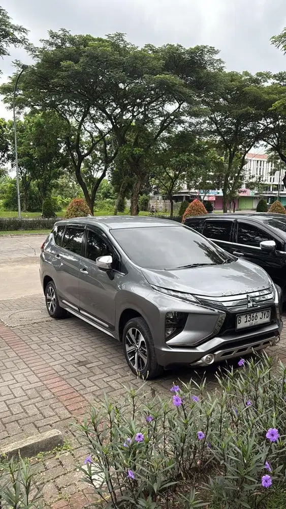 Mobil xpander warna abu