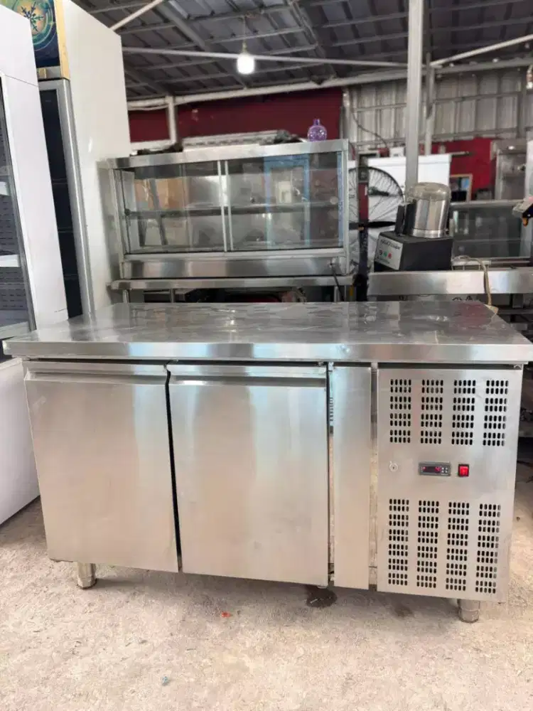 Undercounter chiller 
2 pintu 
Model THP-2100 TN
Ukuran 136x70x85