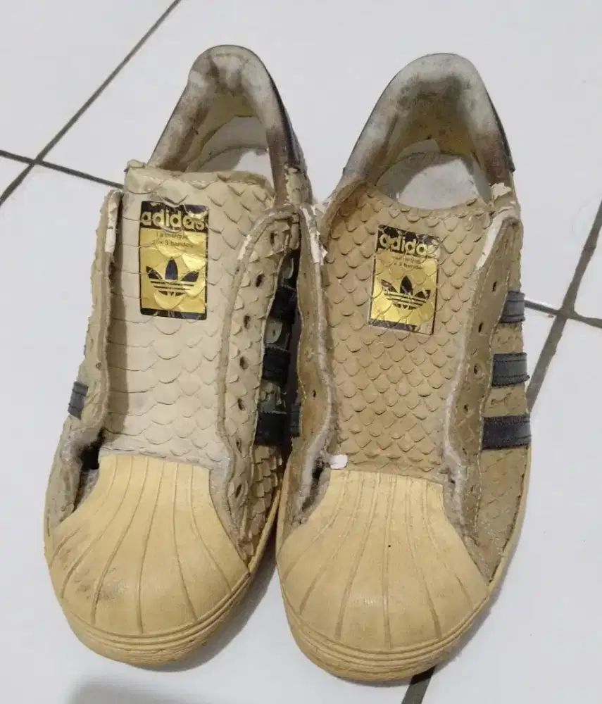Sepatu Adidas apa adanya