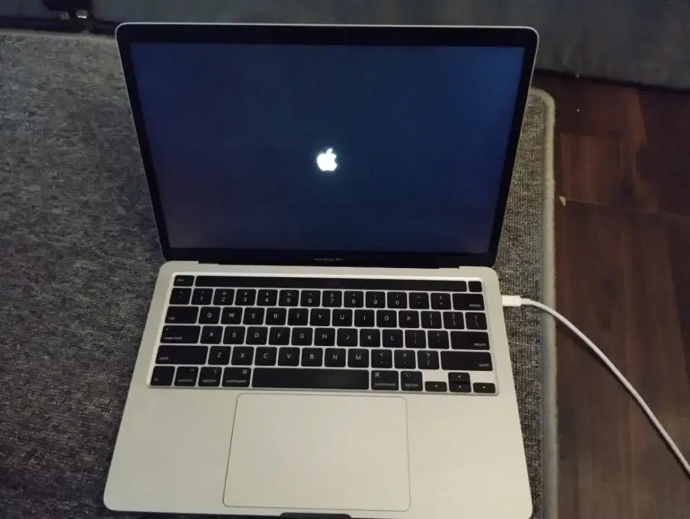 macbook pro 2020 i5 16/512 
minus stuck logo body dll nya mulus