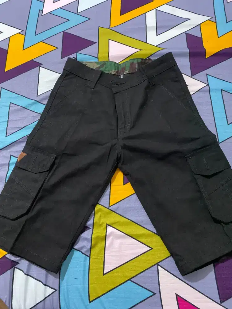 celana pendek cargo hitam