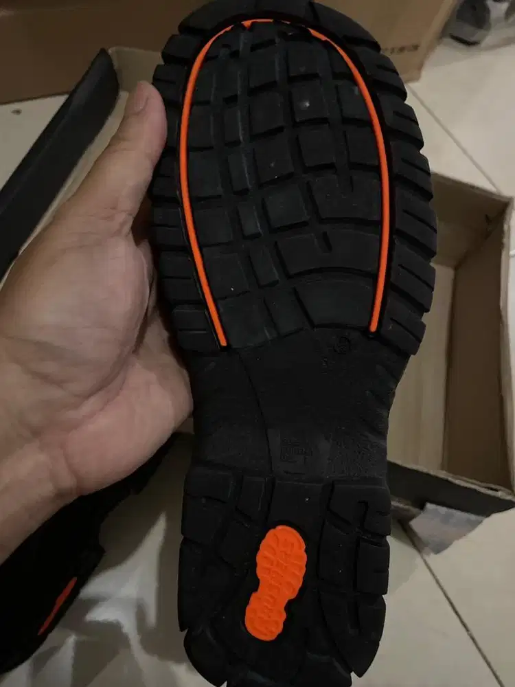 Sepatu safety kondisi baru