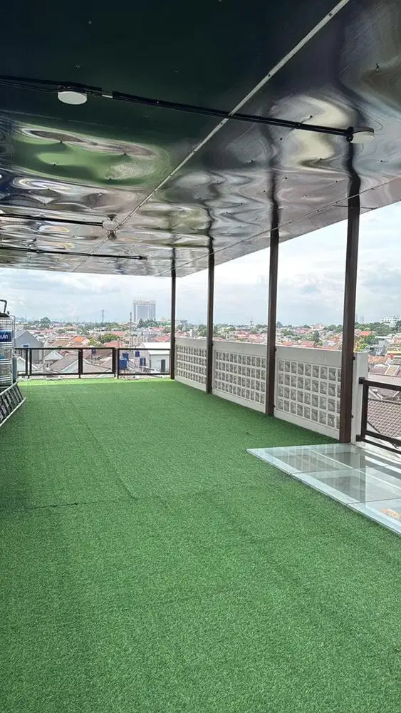 Rumah 4 lantai dengan rooftop view city