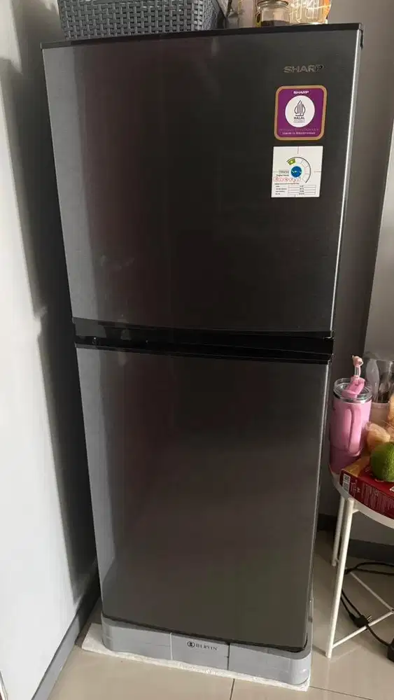 Dijual lemari dan kulkas