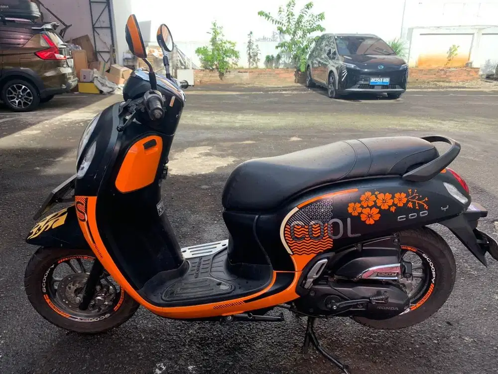 Scoopy 2022 orange hitam