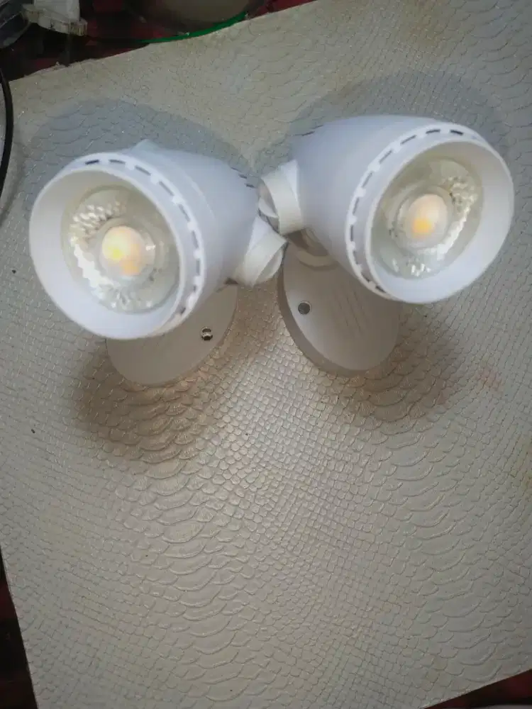 lampu sorot putih