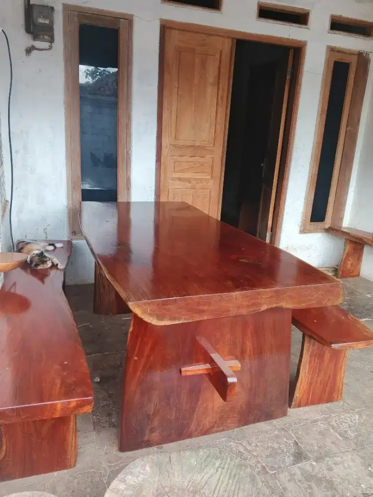 Meja makan antik teras