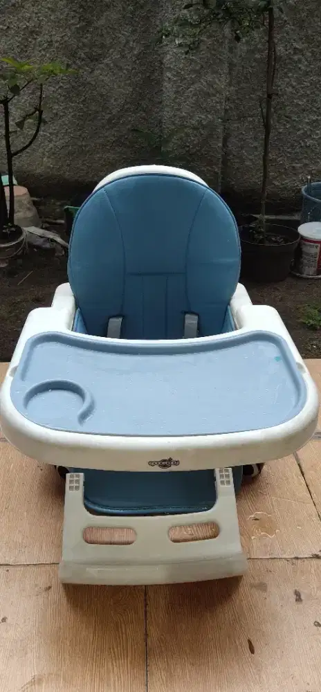 Kursi makan bayi