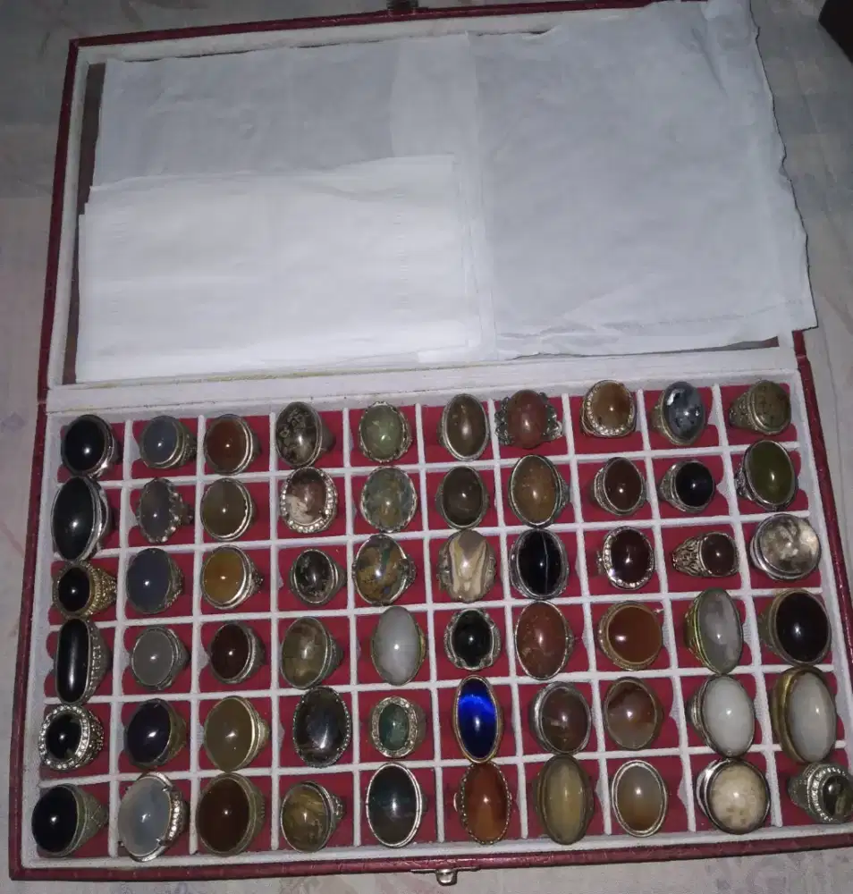 Batu akik dan cincin berbagai jenis. Harga terjangkau.