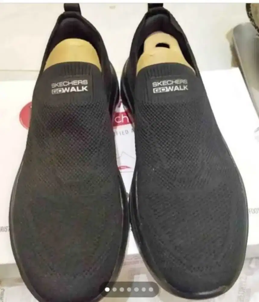 Sepatu Sketcher ukuran 43