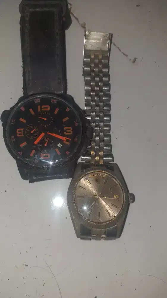 2 Jam tangan  kondisi mati