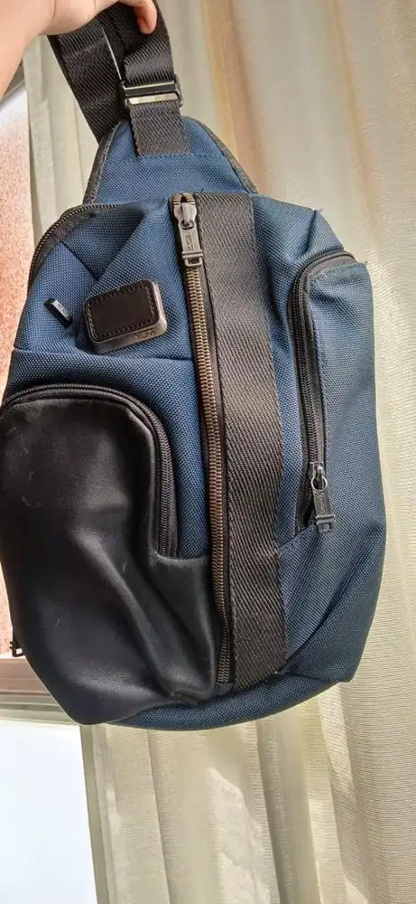 Preloved Tas Tumi Saratoga Sling Navy