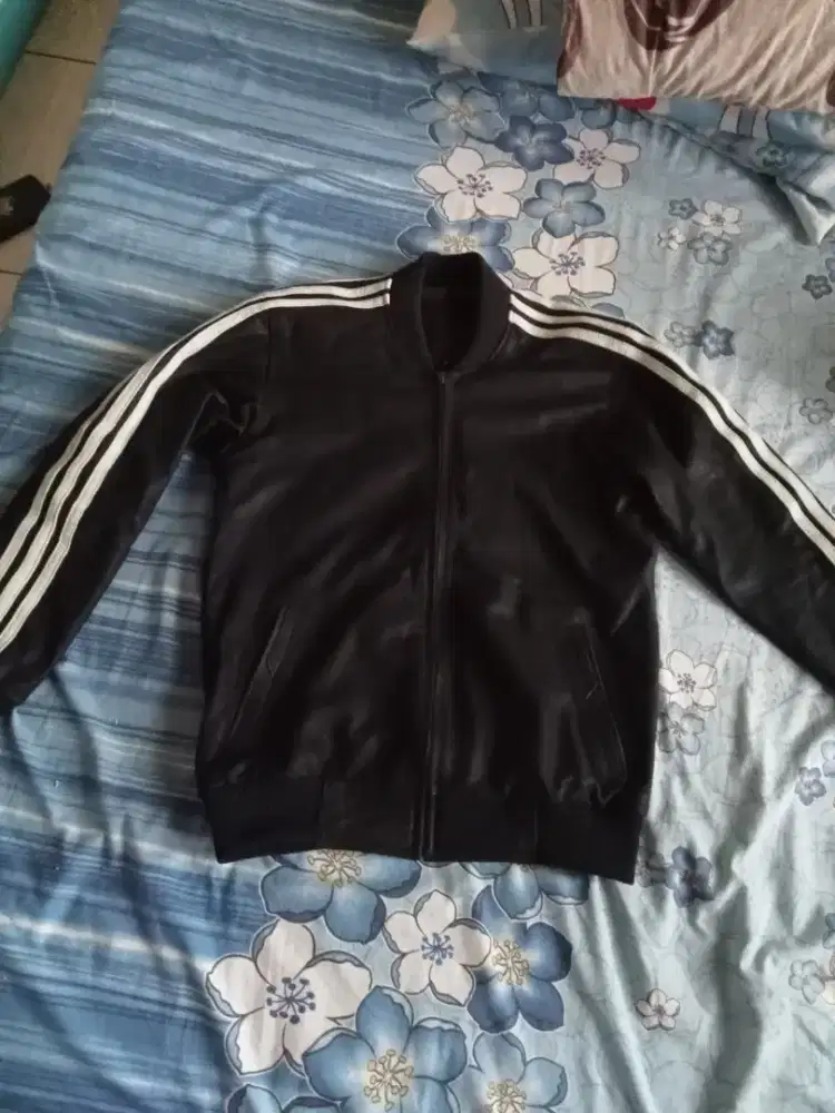 Jaket kulit motif Adidas