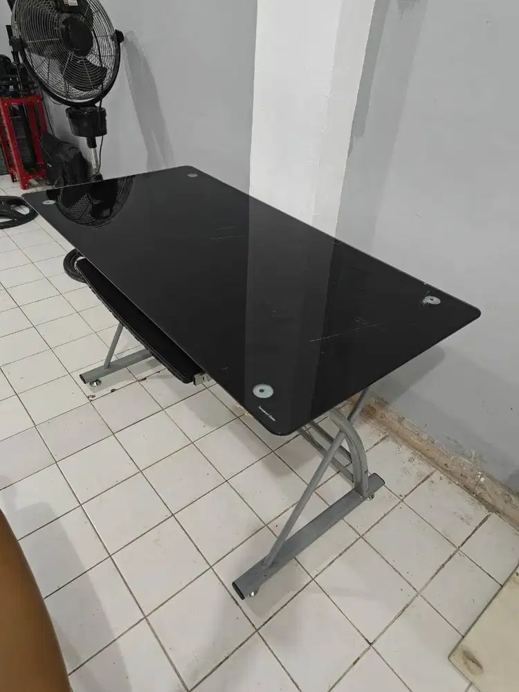 Meja kantor hazel informa kaca tempred glass kuat murah saja