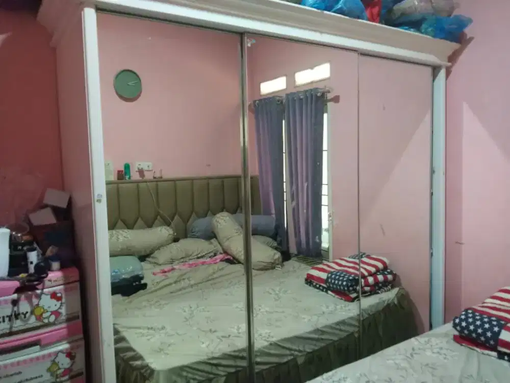 Lemari Kaca 3 Pintu Sliding