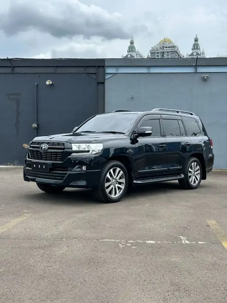 Toyota Land Cruiser VXR200 2021 / Full Spec / Low Kilometer / Like NEW